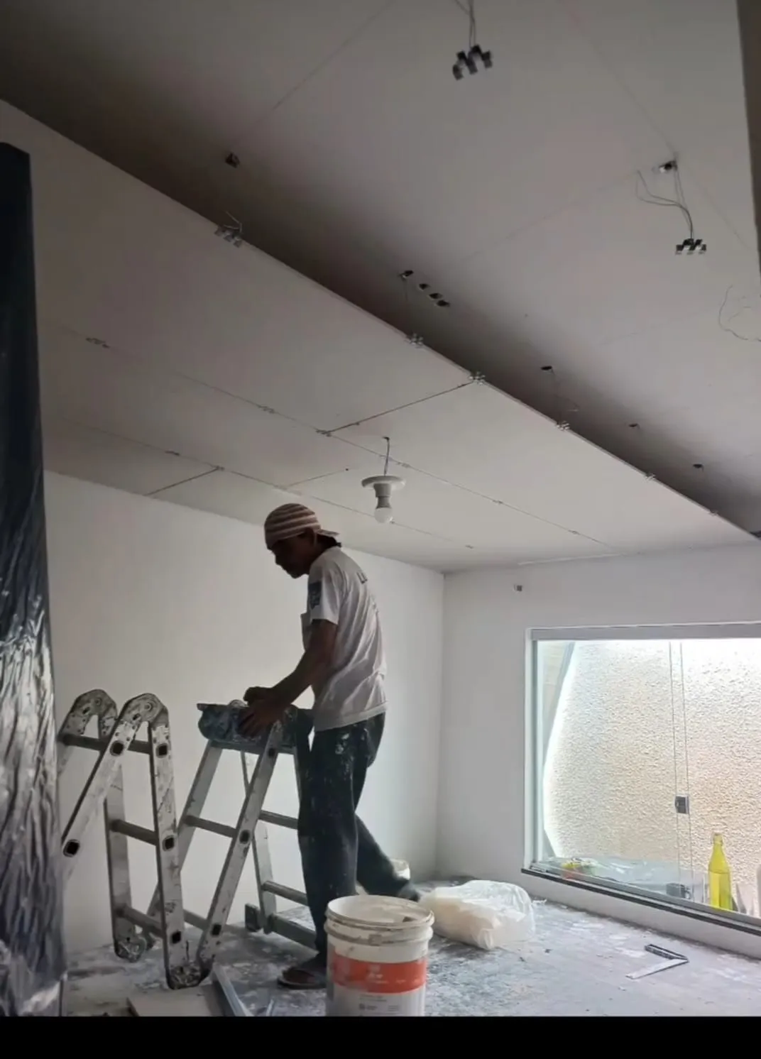 Serviço de gesso e acabamento de teto realizado pela JM Reformas