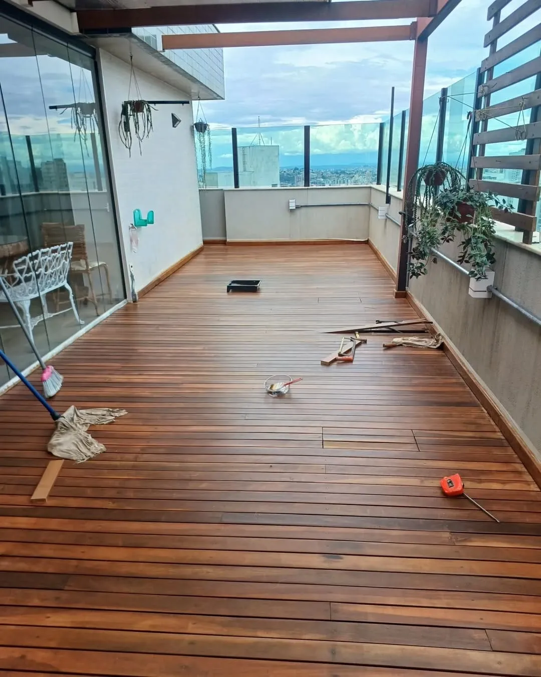 Deck de madeira em área externa